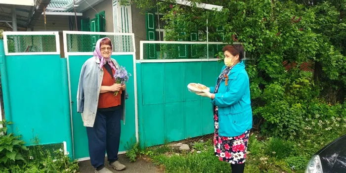 Ответственный специалист по социальной работе Симонянц О.Н. доставляет продукты питания и поздравляет с наступающим праздником "Днем Победы" ветерана труда-пенсионерку Француз В.Н., проживающую по адресу: ст. Передовая ул. Островского 38. Дата: 08.05.200 г.