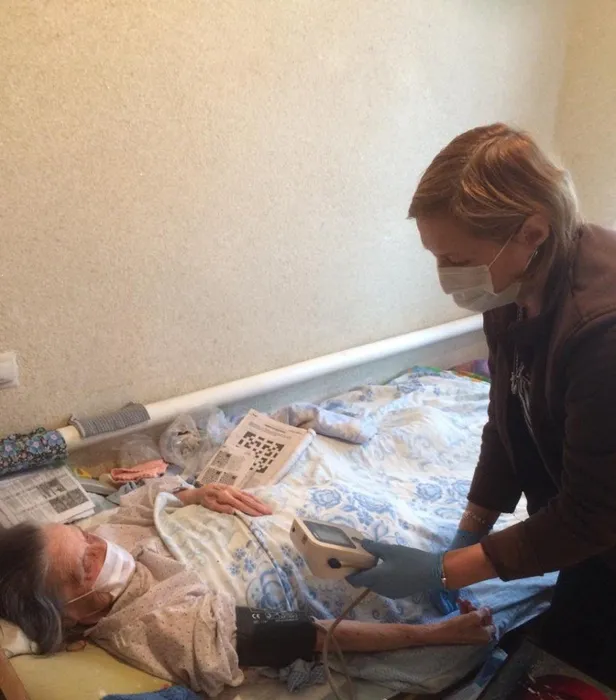 Медицинская сестра Мосиенко Л.К. измеряет давление инвалиду 1 группы Дмитриевой М.Я., проживающей по адресу: ст. Удобная ул. Международная 220. Дата: 08.05.2020 г.