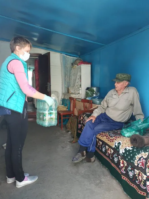 Медицинская сестра Бойко Е.Н. доставляет питьевую бутилированную воду пенсионерке Ледовской В.Ф., проживающей по адресу: ст. Удобная ул. Выгонная 8. Дата: 08.05.2020 г.