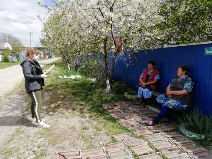 Медицинская сестра Беляева Е.И.  проводит беседу о развитии коронавирусной инфекции в Краснодарском крае с пенсионерами Зинченко Т.А. и Петрищевой Л.М., проживающими по адресу: ст. Удобная ул. Гражданская 5.