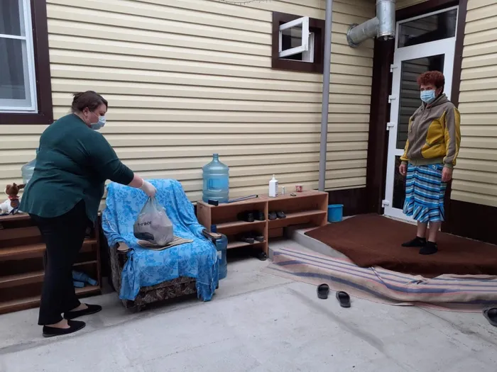 Медицинская сестра Шудря Л.А. осуществляет помощь в подвозе продуктов питания пенсионерке Шудря Л.П., проживающей по адресу: с. Удобная ул. Бульварная 21. Дата: 08.05.2020 г.